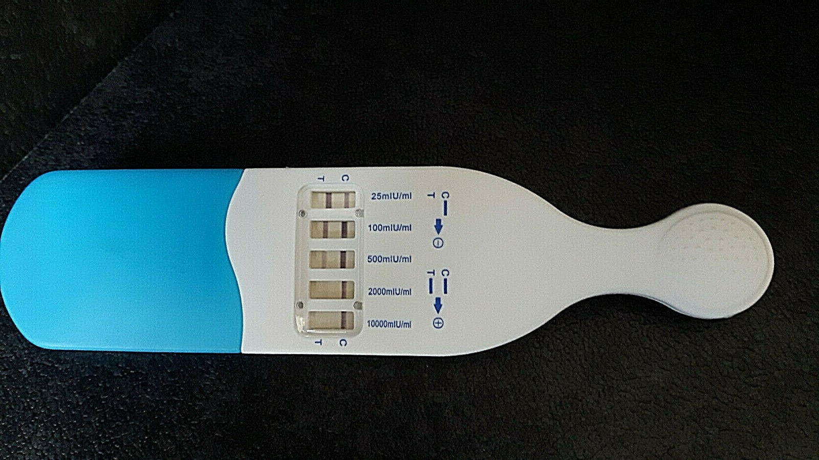 positive Frontansicht eines quantitativer hCG Kassettentest eines quantitativen hCG Kassettentest